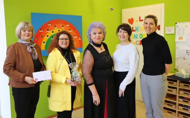 Ursula Rauch, Sandra Goldberg, Michaela Geiger, Volkshilfe-Bereichsleiterin Verena Kurhasku und Lisa Bacher bei der Schecküberreichung.  | Foto: Edith Ertl