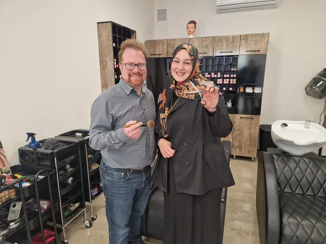 Bürgermeister Christoph Artner mit Kübra Bagci  | Foto: Erber
