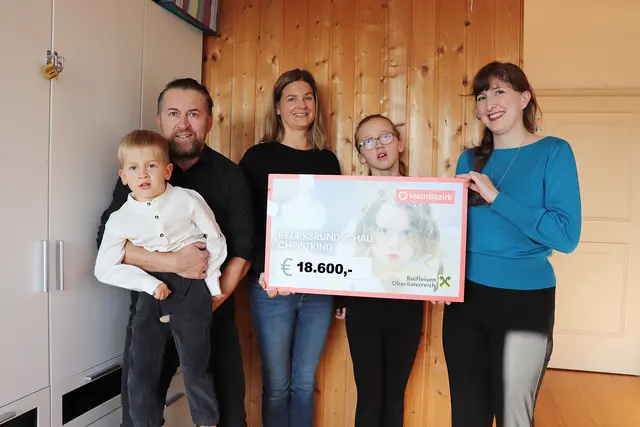 Übergabe des zweiten Teils der Spendensumme (v. l.): Laurin, Papa Stephan, Mama Michaela, Paulina und Anja Kern von MeinBezirk Braunau. | Foto: MeinBezirk/B. Ebner