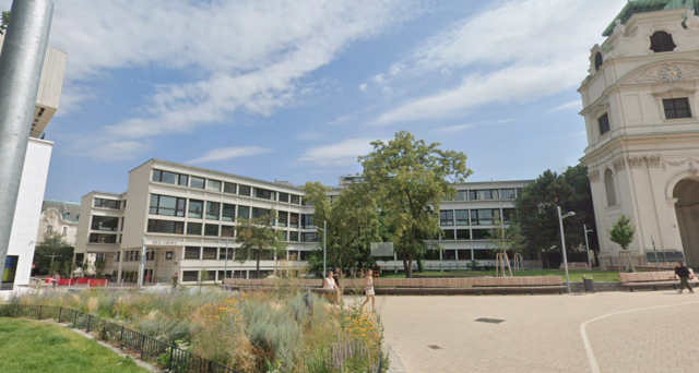 Links neben der Karlskirche: das Winterthur-Haus. Nach Jahren des Stillstands rund um dessen umstrittene Aufstockung wurde das Gebäude nun verkauft – und steht deshalb wieder im Zentrum des Geschehens. (Archivbild) | Foto: Google Maps/Screenshot