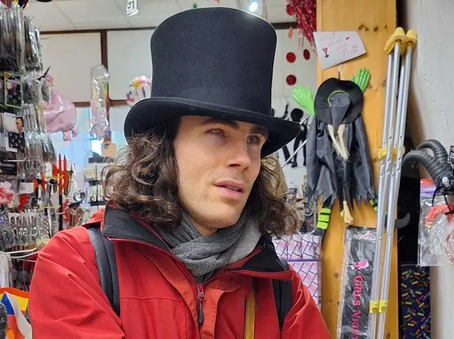 Dieses Mal hat Dominic Schmid ein Kostümgeschäft in Mariahilf besucht. | Foto: Elisabeth Posch