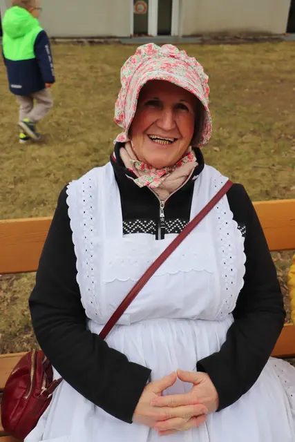 Die Schürze ist ein Erbstück von der Mutter. Früher war es die Dienstkleidung der Stubenmädchen, gestärkt und gebügelt musste sie sein.  | Foto: Edith Ertl