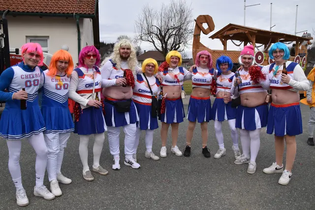 Die Cheerleaders aus Oberdorf feuerten den Fasching ordentlich an. | Foto: MeinBezirk/Michael Strini