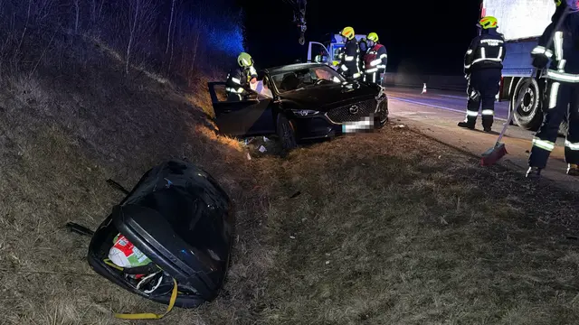 Am frühen Samstagmorgen krachte ein vollbesetzter Pkw auf der Westautobahn bei Ybbs in den Straßengraben. | Foto: DOKU NÖ