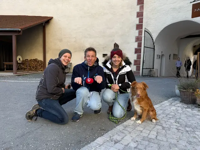 Viel Spaß hatte der Ö3-Moderator in Gesprächen mit Besucherinnen und Besuchern der Burg. | Foto: Hitradio Ö3/Denise Wurz