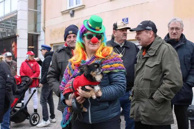 Roswitha im Clownskostüm mit Hund Lucy | Foto: Anna Seymann