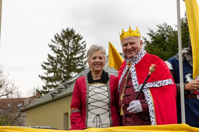 "Die Festung" mit Rittern und Ihre Königin (Ingrid Wendl) mit König (Ernst Wendl). | Foto: cine-motion.at / R. Ivanek