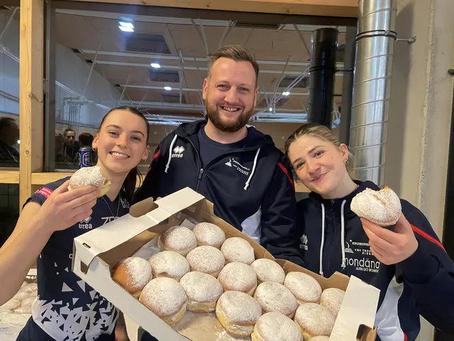 Süße Belohnung nach dem Cupsieg: Der Eisenerzer Bürgermeister Thomas Rauninger mit den Erzbergmadln Anja Brandstetter (li.) und Marvi Pump.