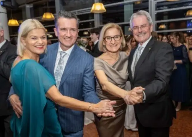 Am 69. Landhausball: Bundesministerin Klaudia Tanner, Gatte Martin Tanner, Landeshauptfrau Johanna Mikl-Leitner und Landtagspräsident Karl Wilfing. | Foto: NLK Khittl