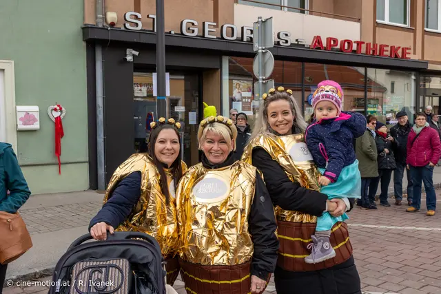 "Fairly Precious", die Nachahmung von Ferrero Roche Süßigkeiten. Petra (Haarstudio) mit Bekannten (Mitte). | Foto: cine-motion.at / R. Ivanek