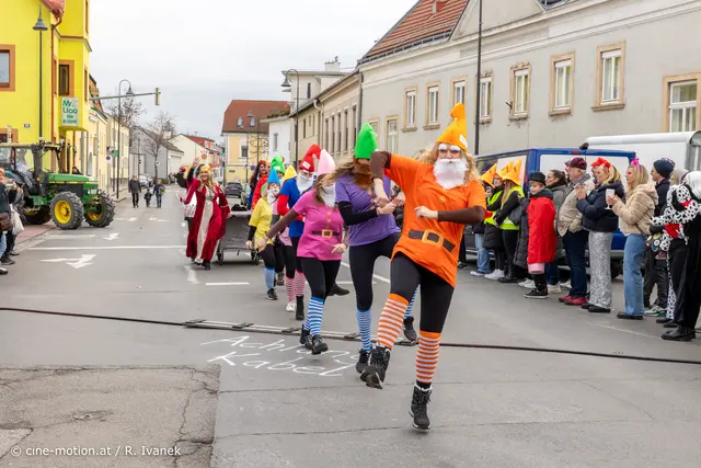 Die Zwerge mit Heihi, Heiho .....maschierten auf dem Hauptplatz ein. | Foto: cine-motion.at / R. Ivanek