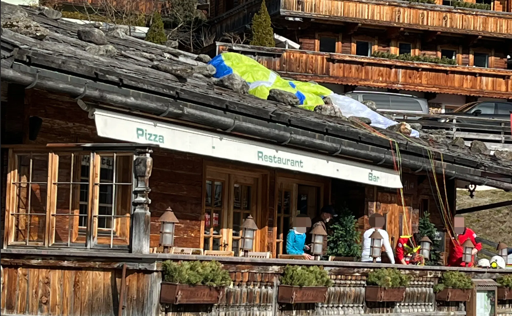 Polizeimeldung: Gleitschirm-Absturz auf Alpbacher Restaurant-Terrasse