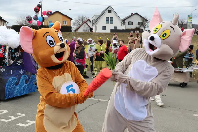 Gute Stimmung herrschte beim großen Umzug in Kalsdorf bei den Masken und auch beim zahlreichen Publikum  | Foto: Edith Ertl