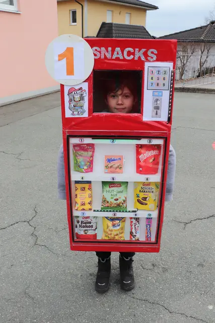 Trug seine Snack-Kostüm den ganzen langen Umzug: Andreas (10) erweckte als Automat viel Aufsehen.  | Foto: Edith Ertl