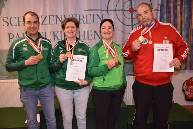 Die Bezirksmeister Mario Peneder, Natascha Sary, beide Pabneukirchen. Sieger mit Auflage Romana Hinterbichler, Naarn, Patrick Stiefelbauer, Grein.  | Foto: Zinterhof