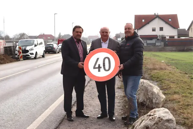 Vizebgm. Manfred Mitzl, BGM Ernst Wendl und sicherheitsgemeinderat Thomas Haidegger freuen sich über die Geschwindigkeitsbeschränkungen. | Foto: Gemeinde Himberg