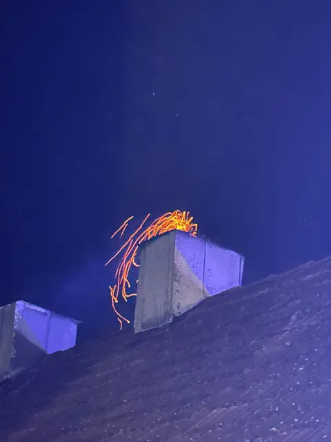 Funken schlugen bereits aus dem Kamin. | Foto: FF Groß Siegharts