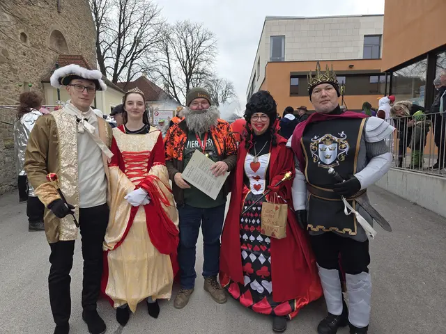 Prinzenpaar Anika (alias Kochlehrling der Gmoakuchl) und Kevin (links), Herzdame Marion mit ihrem Prinzen (rechts) und Zeremonienmeister Horst in der Mitte | Foto: Marika Ofner