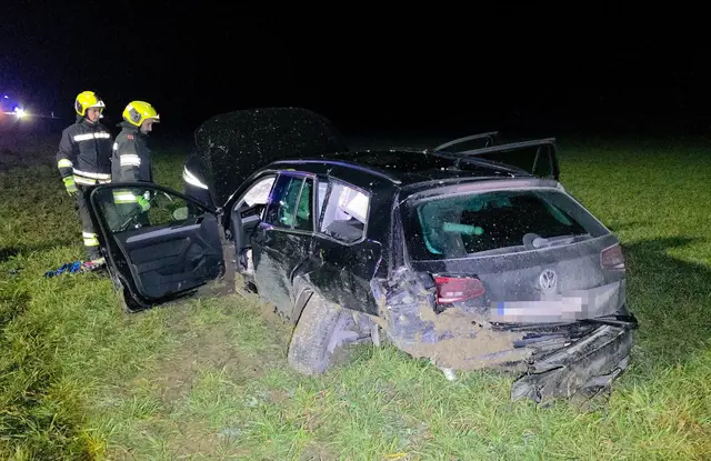 Ein Pkw war aus bislang ungeklärter Ursache von der Fahrbahn abgekommen. | Foto: DOKU NÖ