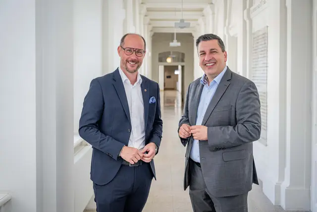 LR Mario Gerber und Marcus Hofer, Geschäftsführer der Standortagentur Tirol. | Foto: Standortagentur Tirol