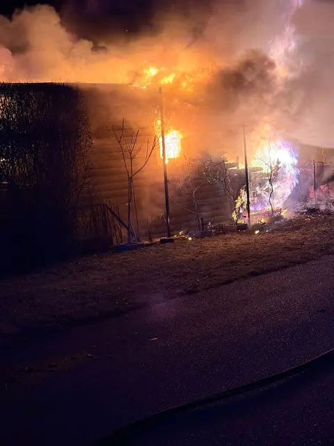 Ein Mobilheim am Campingplatz in St. Andrä stand in Vollbrand.  | Foto: Freiwillige Feuerwehr Sankt Andrä am Zicksee