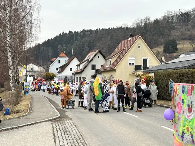 Der bunte Tross zog von der Raikasiedlung zum Gemeindeamt. | Foto: MeinBezirk/Astrid Moder