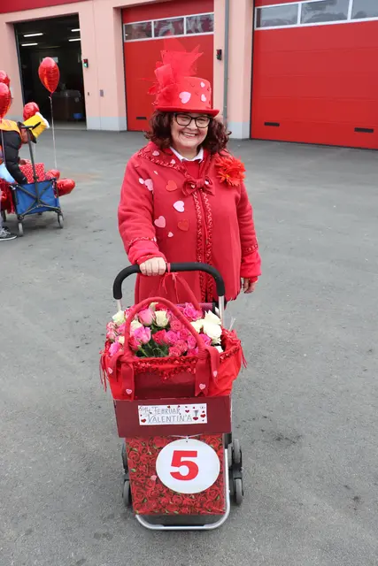 Roswitha Kauc kam mit Rosen als Valentine | Foto: Edith Ertl