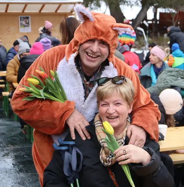 Schlauer Fuchs am Eis: Der Oetzer Tischlermeister und Mühlenexperte Ferdinand Plattner verteilte Tulpen beim Piburger Eisfest am Valentinstag. | Foto: Tatschl