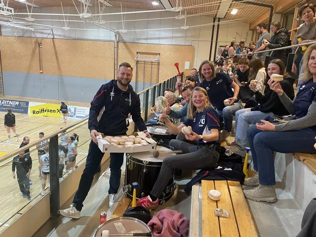 Begeisterter Volleyballfan: Bürgermeister Thomas Rauninger verteilte Faschingskrapfen an das Publikum. | Foto: Gaube