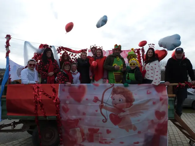 Passend zum Valentinstag waren auch ein Amor-Wagen unterwegs mit Bürgermeisterin Doris Birner.  | Foto: Vanessa Wittmann