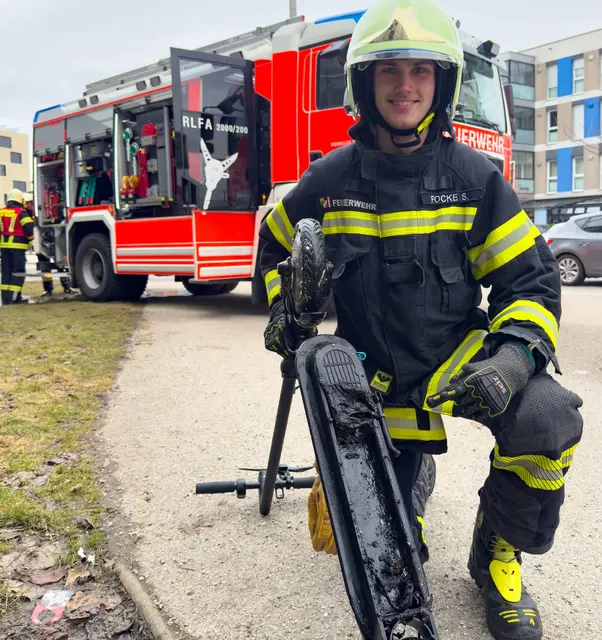 Der E-Scooter-Brand war rasch gelöscht. | Foto: TEAM FOTOKERSCHI / WERNER KERSCHBAUMMAYR