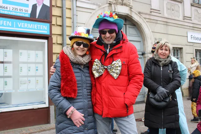 Ehepaar Gabriele und Karl Reiser warten auf den vorbeiziehenden Umzug | Foto: Anna Seymann