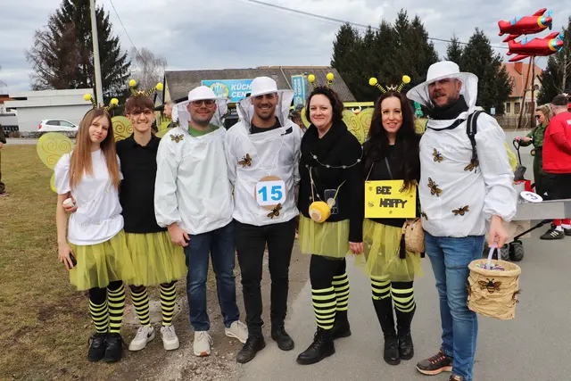 Werndorfs Bgm. Alexander Ernst als Imker mit fröhlichen Bienen. | Foto: Edith Ertl