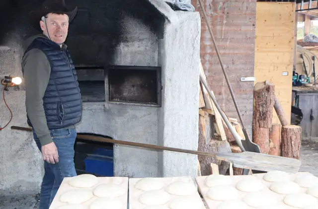 Brotbacken bei der Piburger Mühle vor Ort. | Foto: Tatschl