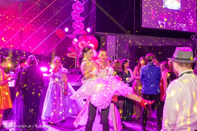 Eine Welt der Liebe mit vielen Königinnen, Prinzessinen und ihren Begleitern. | Foto: cine-motion.at / R. Ivanek
