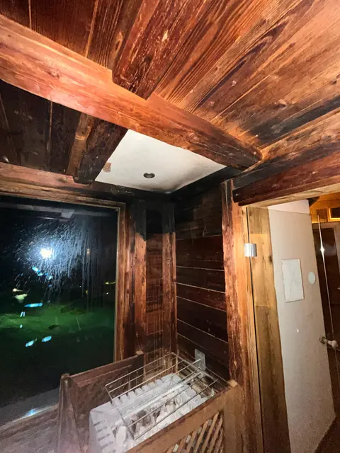 Die Vertäfelung der Sauna fing Feuer. | Foto: ZOOM.Tirol