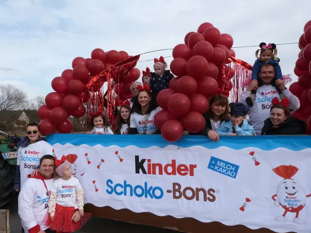 Süße Hingucker: Als Schoko-Bons verkleidete Kinder sorgten entlang der Strecke für besonders herzerwärmende Momente. | Foto: Vanessa Wittmann