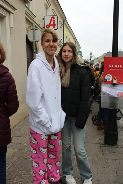 Tobias Schopf und Rafaela Sturhner beim Bewundern des Umzugs | Foto: Anna Seymann