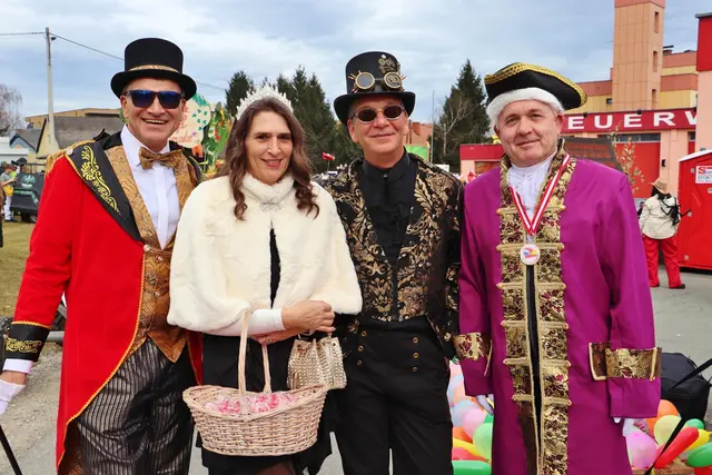 Feierten den Fasching in Kalsdorf: Sepp Zirkl, Prinzessin Monika und Prinz Peter mit Bgm. Manfred Komericky .  | Foto: Edith Ertl