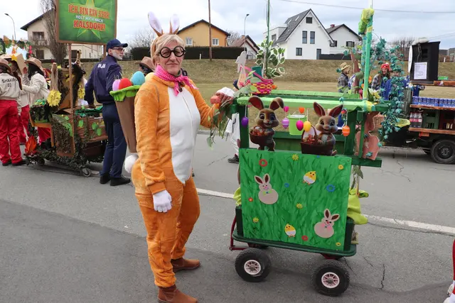 Der Fasching 2026 ist kurz, der Osterhase ist schon in den Startlöchern. Renate Lesiak hatte auch schon die bunten Ostereier im Korb.  | Foto: Edith Ertl
