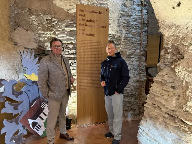 Burg-Standortleiter Norbert Darabos führte Andi Knoll unter anderem durch die Baumkircher-Ausstellung. | Foto: Hitradio Ö3/Denise Wurz