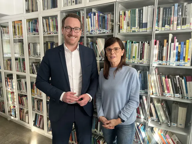 LHStv. Philip Wohlgemuth mit Mirjana Stojakovic im ZeMIT Tirol. | Foto: Land Tirol