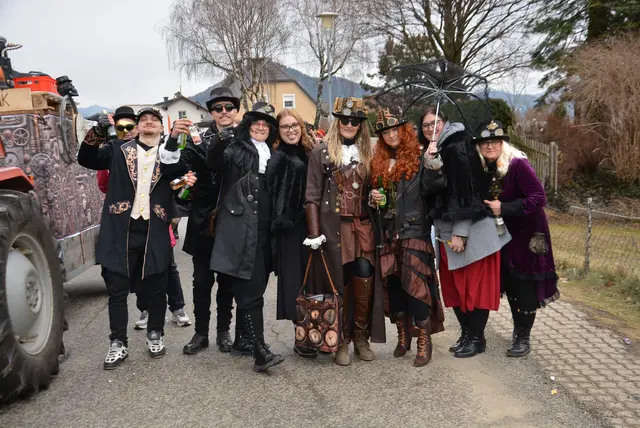 Eine tolle Partie, die Inschi-Gruppe. Bemerkenswert sind zwei Dinge:  Der Name ist auf den Spitznamen eines Mitglieds zurückzuführen und die Gruppe wird nur im Fasching aktiv. Hier dafür umso auffälliger. 