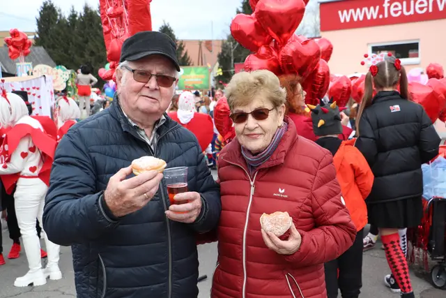 Junge und Junggebliebene unterhielten sich beim Faschingsumzug in Kalsdorf und ließen sich die Krapfen schmecken.  | Foto: Edith Ertl