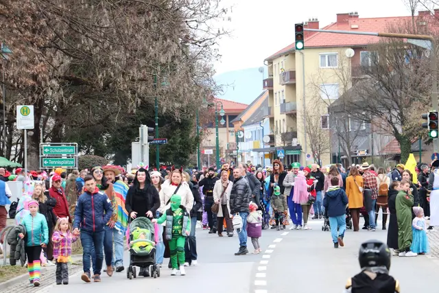 Geschätzt dürfte der Faschingsumzug 2026 in Kalsdorf einen Besucherrekord verzeichnet haben.  | Foto: Edith Ertl