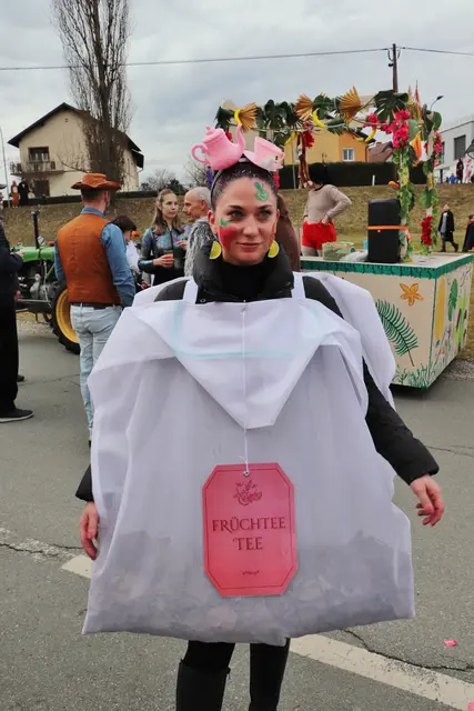 Auf diese Idee muss man erst einmal kommen. Bianca kam als Früchteteebeutel | Foto: Edith Ertl