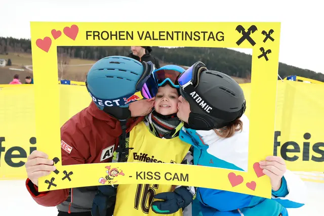 Ein Bussi vor der Kiss Cam. | Foto: Raiffeisen Region Wiener Alpen