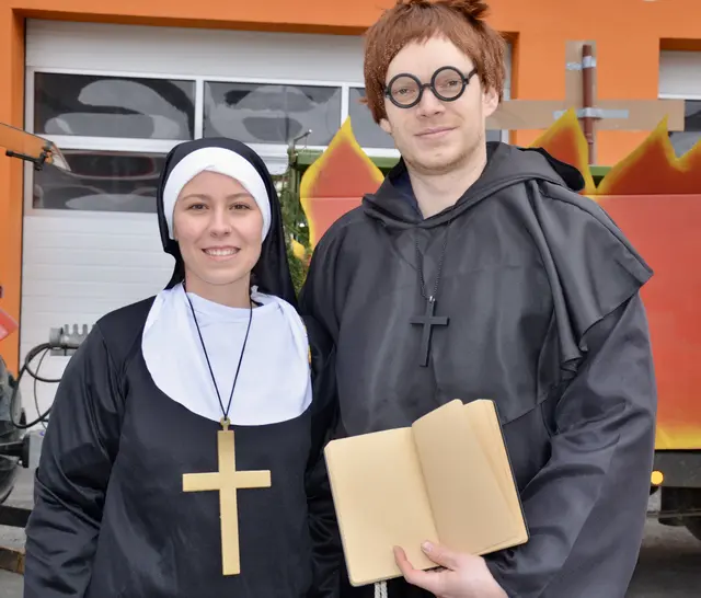Lena Pichlhöfer und Manuel Allabauer als Geistliche  | Foto: Elisabeth Peinsipp
