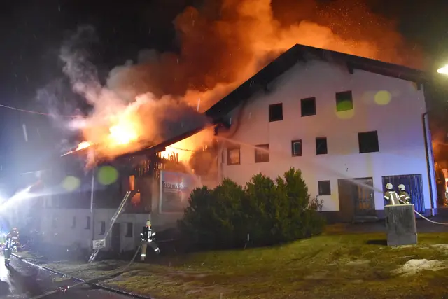 In Ried im Zillertal standen zwei Wohnhäuser in Vollbrand.