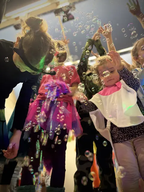 Mitten im bunten Faschingstreiben genießen Kinder und Erwachsene einen unvergesslichen Nachmittag voller Action, Freude und Gemeinschaft. | Foto: © Kathrin Kuen